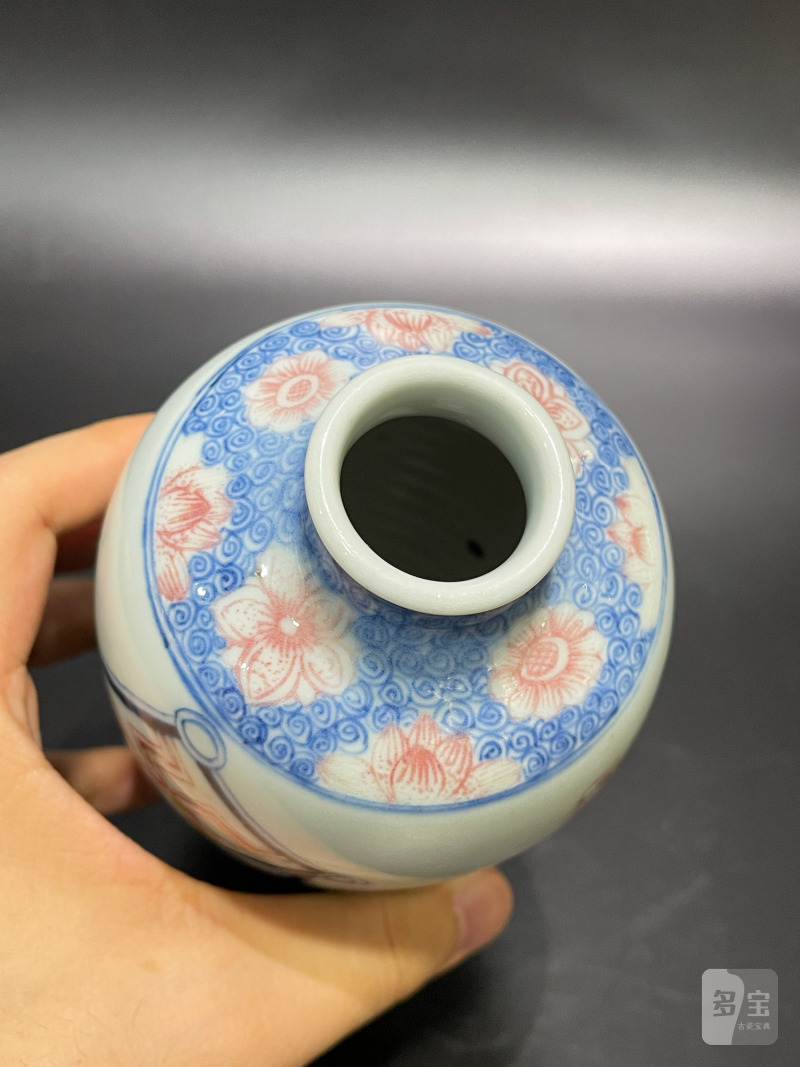 清雍正 青花釉里红方胜纹观音瓶 - 图8